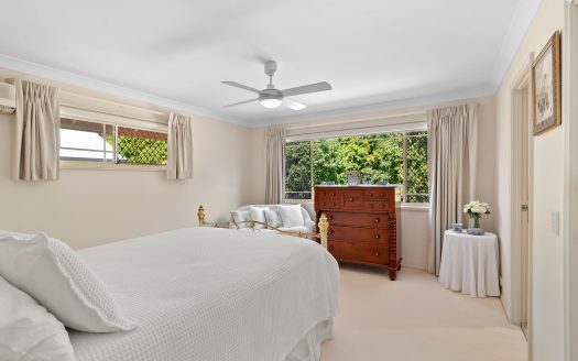 LUXURY LIVING IN BUSH LIKE SETTING