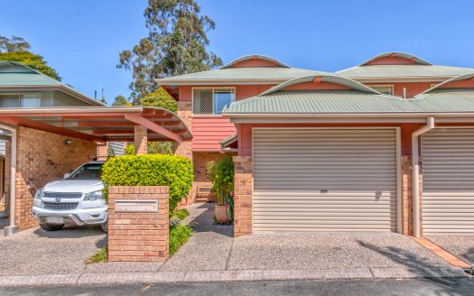 LUXURY LIVING IN BUSH LIKE SETTING