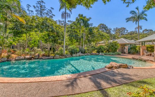 LUXURY LIVING IN BUSH LIKE SETTING