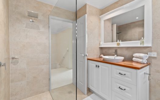 LUXURY LIVING IN BUSH LIKE SETTING