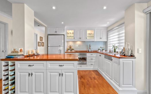 LUXURY LIVING IN BUSH LIKE SETTING