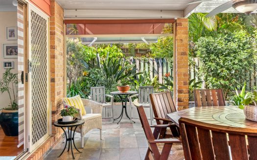 LUXURY LIVING IN BUSH LIKE SETTING